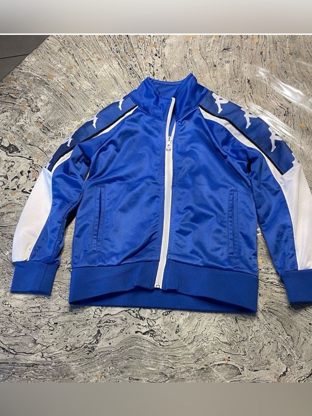 Kappa kids zip up activewear jacket size 6
Like new condition 
Logo